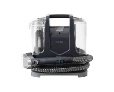 L'aspirateur Black & Decker est posé sur un récipient transparent.