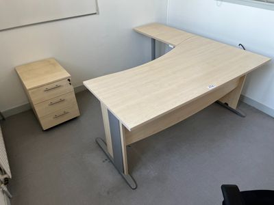 2 bureaux (170 x 160 cm env.) en mél.