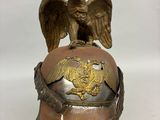 un casque surmonté d'un aigle