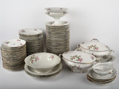 Partie de service dépareillé en porcelaine à décor de fleurs… - Photo 1