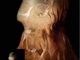 une image montrant un gros plan d'une statue représentant une personne portant un chapeau