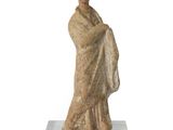 statue d'une femme vêtue d'une longue robe, avec un châle autour du cou