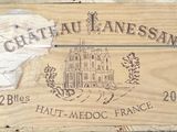 une boîte en bois avec une étiquette posée sur une table