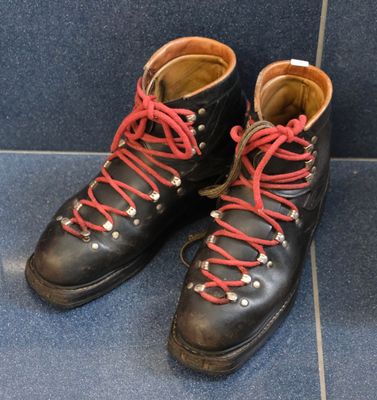 une paire de bottes noires avec des lacets rouges