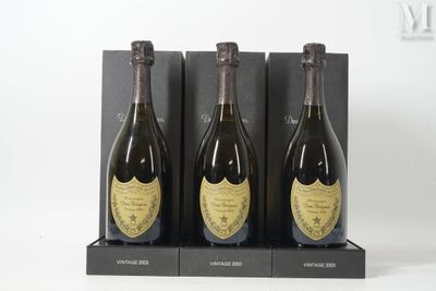 Trois bouteilles de champagne sont exposées dans une boîte noire