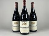 trois bouteilles de vin posées sur une table