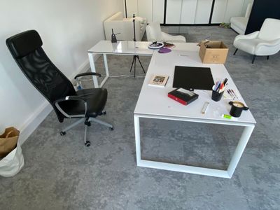 - 1 table de travail en laqué blanc avec retour 208x198x98cm