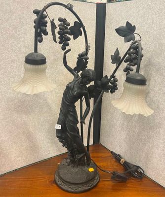 une lampe posée sur une table à côté d'une lampe