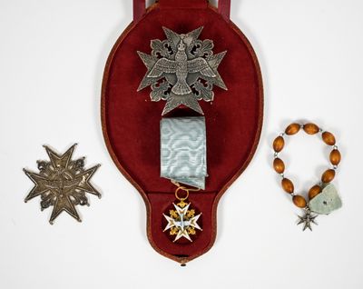 un étui rouge orné d'une croix et d'une étoile