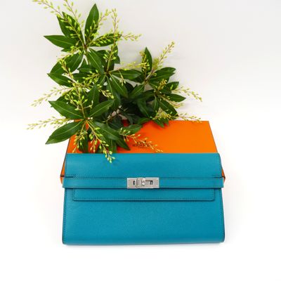 a plant that is sitting on top of a blue box
