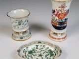 trois types de vases exposés sur une table