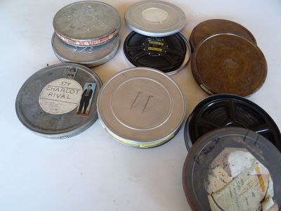 de nombreuses boîtes de conserve posées sur une table