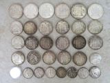 un lot de pièces de monnaie posées sur une table