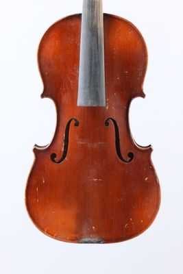 un vieux violon sur fond blanc avec un fond blanc