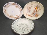 trois assiettes aux motifs différents posées sur une table