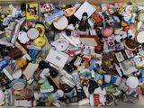 une boîte remplie d'objets assortis posée sur une table
