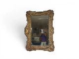 un miroir accroché au mur de la pièce