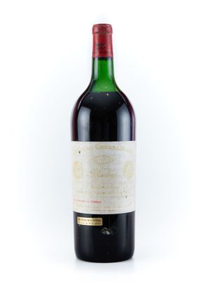 une bouteille de vin rouge sur fond blanc