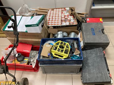 une pile d'objets hétéroclites sur le sol d'une pièce