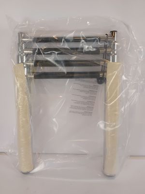 un coupe-pâtes dans un sac en plastique posé sur une table
