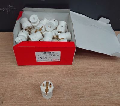 une boîte de fiches électriques blanches posée sur une table