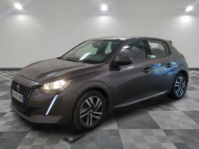 la voiture grise est garée sur un sol en damier dans le garage