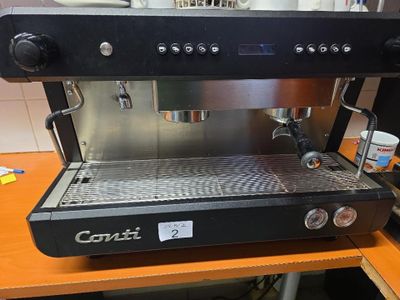 une machine à café posée sur une table