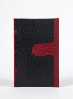 un cahier noir et rouge avec une bande rouge sur la couverture