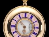 une image d'une montre de poche en or avec des chiffres romains sur le cadran