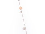 gros plan d'un collier sur fond blanc