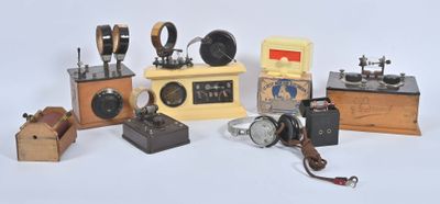 de nombreux modèles de radios d'époque et d'autres objets