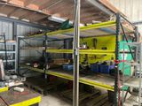 un garage rempli d'étagères et d'outils
