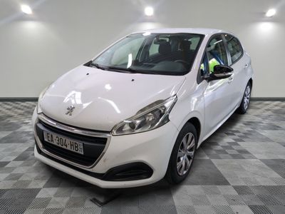 la petite voiture blanche est garée dans une grande pièce