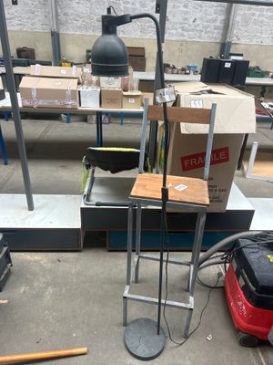beaucoup de cartons et d'outils par terre