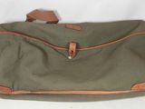 une image représentant un sac marron et vert sur fond blanc