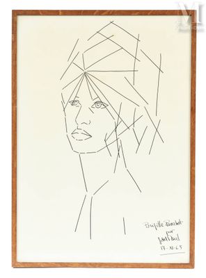 Un dessin représentant le visage d'une femme est exposé dans un cadre en bois