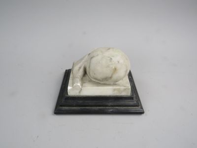 statue représentant un chat endormi sur un socle en marbre