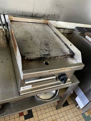 une cuisinière qui se trouve au milieu d'une cuisine