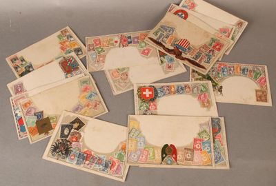 de nombreux types de timbres et d'enveloppes disposés sur une table