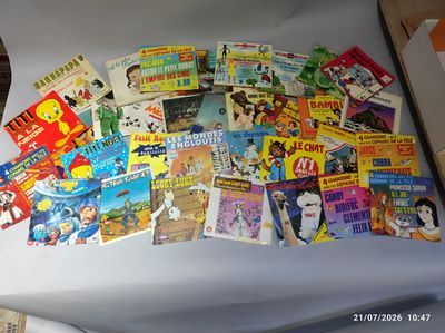de nombreux livres pour enfants dans une boîte posée sur la table