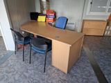 une photo représentant un bureau et des chaises dans une pièce
