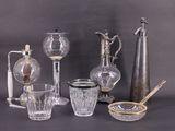 beaucoup d'objets en verre et en argent sur la table
