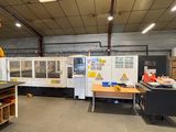 une grosse machine au milieu d'une usine