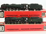 trois petits trains miniatures empilés les uns sur les autres sur une surface blanche