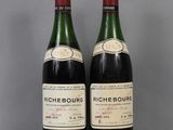deux bouteilles de vin posées sur une table l'une à côté de l'autre