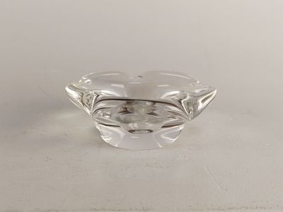un gros plan d'un bol en verre transparent posé sur une surface blanche