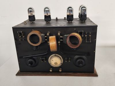 un gros plan d'une radio à l'ancienne posée sur une table