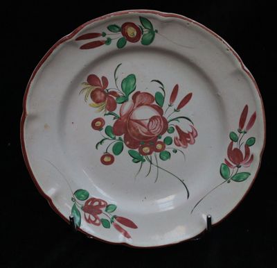 Deux assiettes en faïence de l'Est, Strasbourg ou Lunéville,…