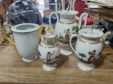 de nombreux types de théières posées sur une table en bois