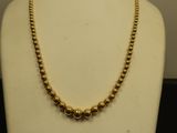 gros plan d'un collier sur un présentoir pour mannequin